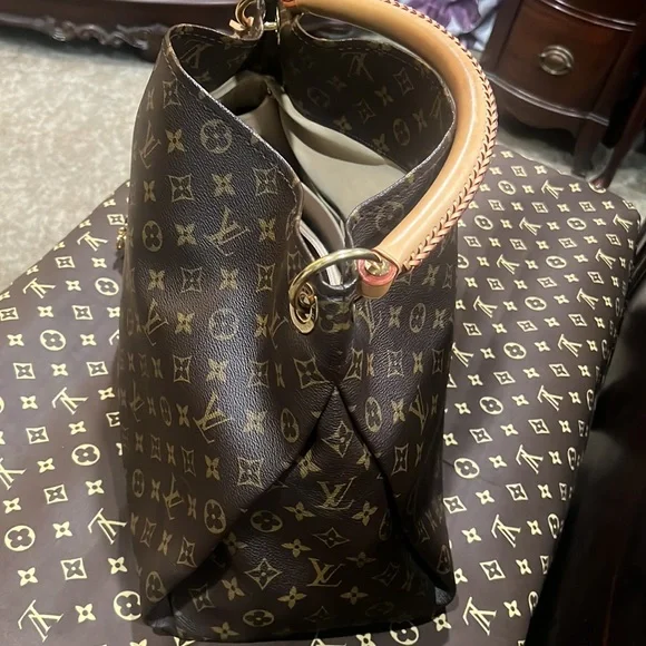 LOUIS VUITTON Monogram Artsy MM. - Picture 3 of 8